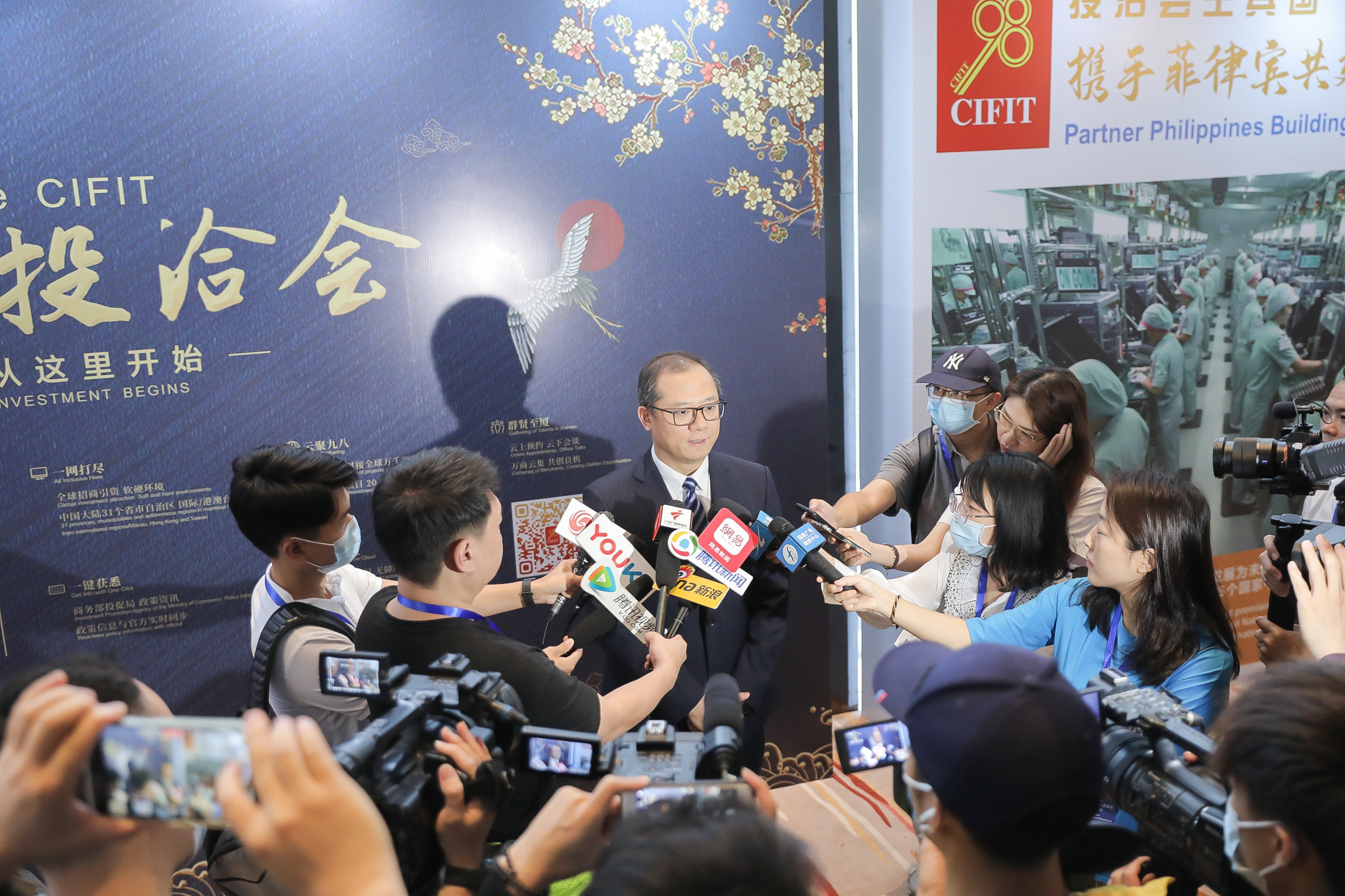 展会投洽会现场，多家媒体记者围绕嘉宾进行采访